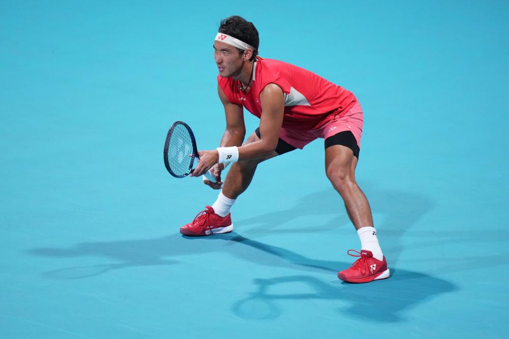 阿诺德受伤影响皇马阵容，巴尔韦德需客串右后卫，球迷呼吁调整阵型。